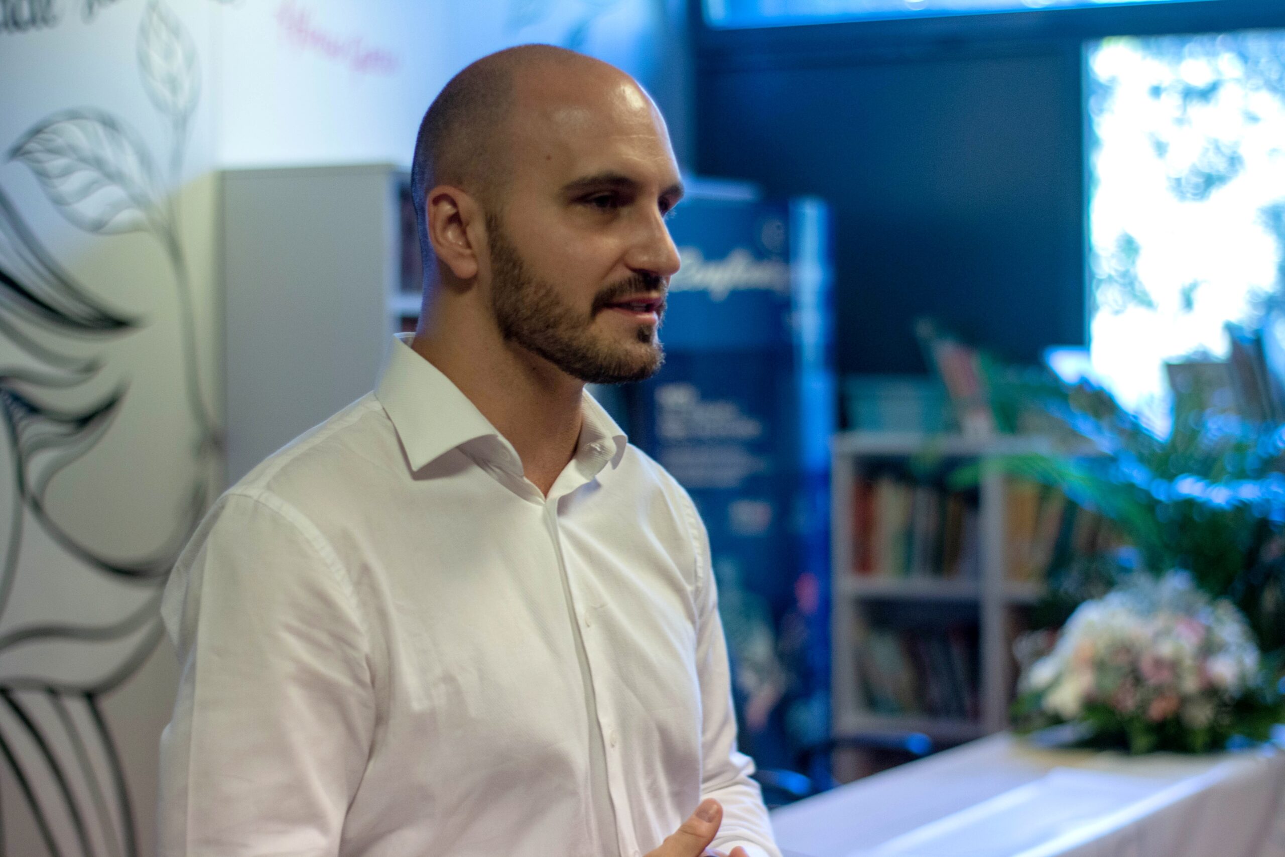 Roberto De Angelis in studio di registrazione